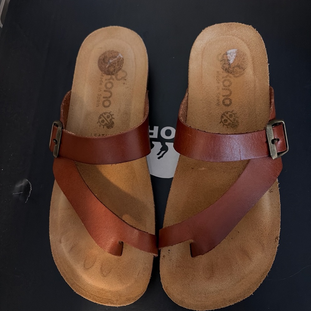 Elegant Tan Leather Sandals with Buckle - Picture 2 of 8